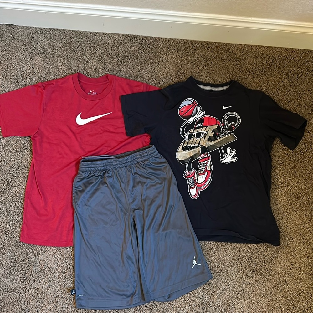 Lot of 3: NIKE 2 T-shirts & 1 pair of shorts size L